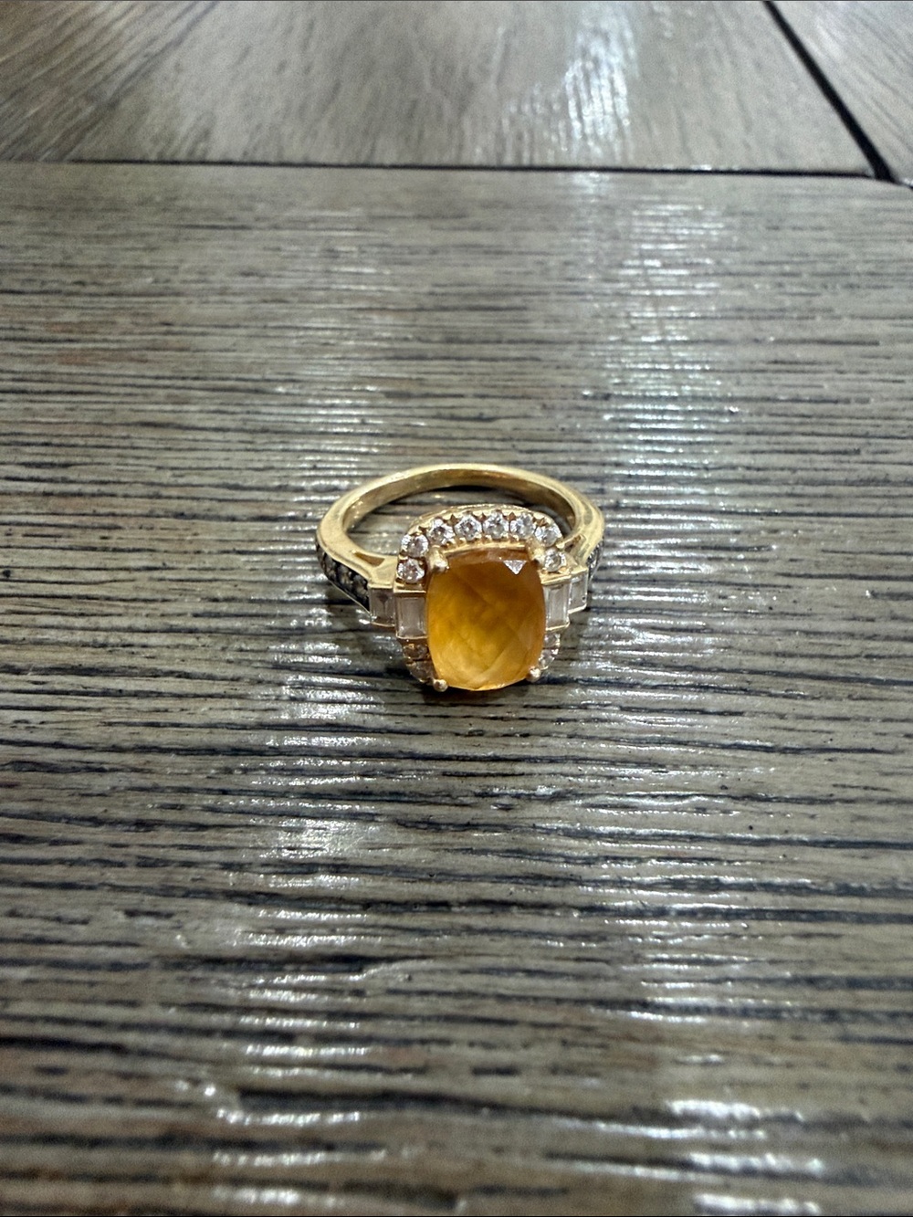 Elegant Gold and Silver Ring - Picture 4 of 4